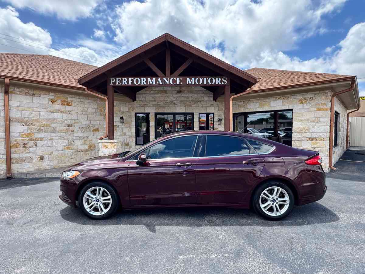 Used 2018 Ford Fusion SE w/ Fusion SE Technology Package FWD image 2