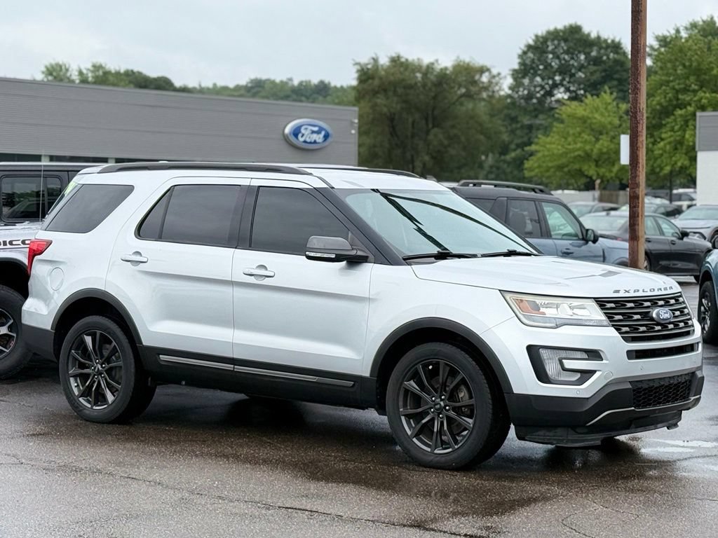 Used 2017 Ford Explorer XLT w/ Equipment Group 202A AWD/4WD image 26