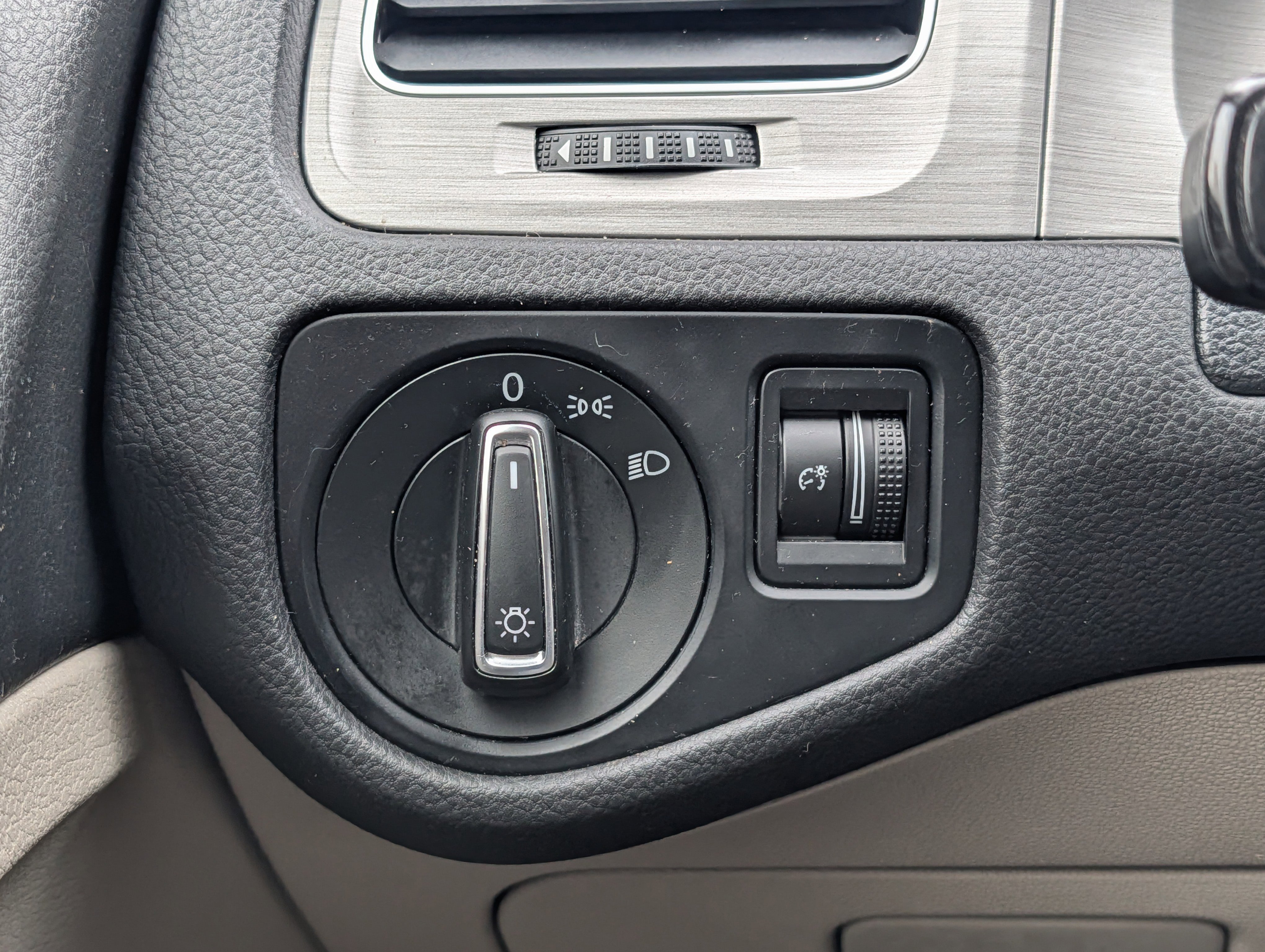 Used 2015 Volkswagen Golf TDI S image 25