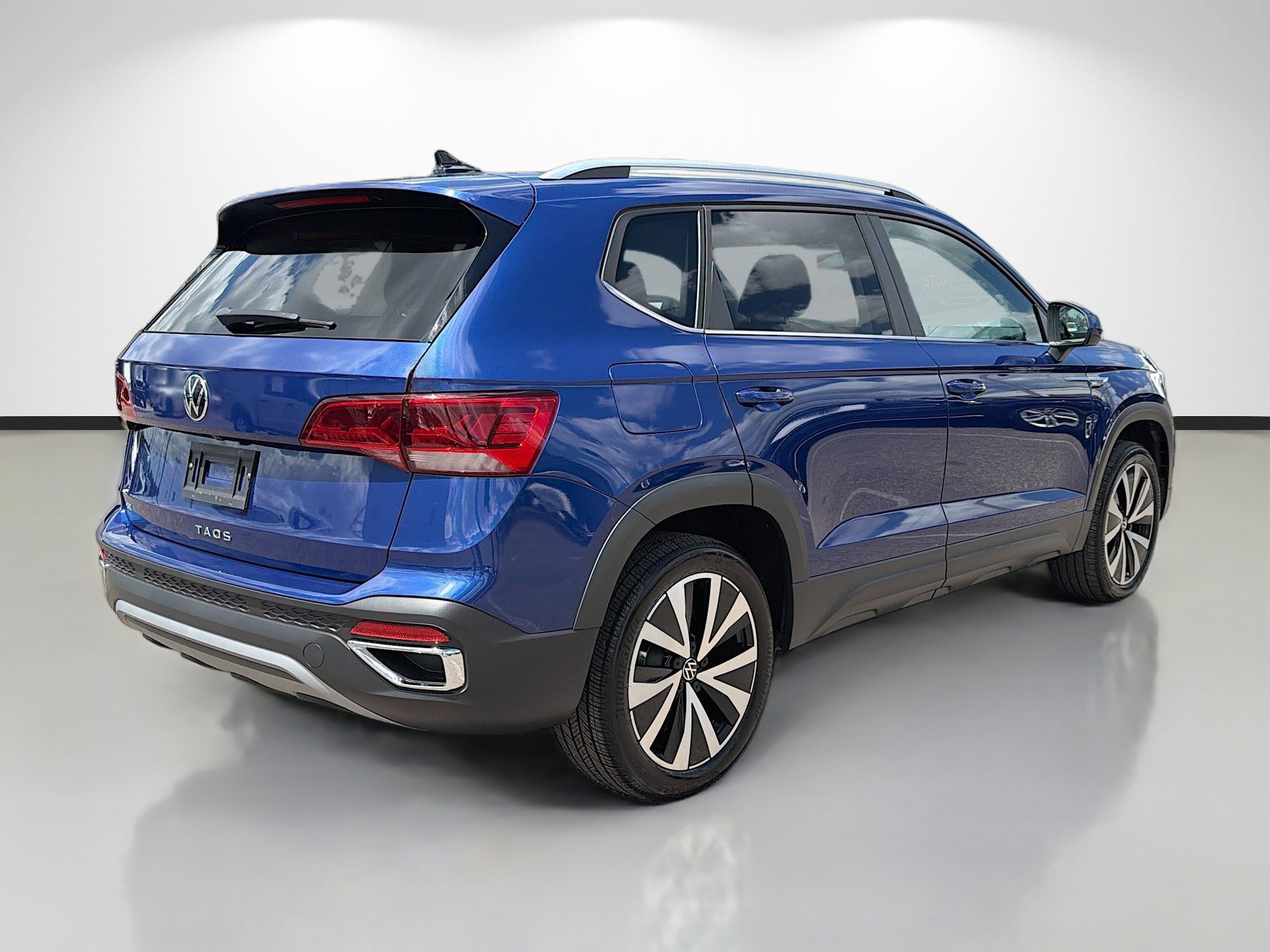 Used 2022 Volkswagen Taos SE image 3