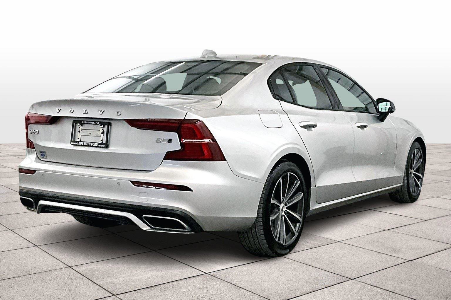 Used 2022 Volvo S60 B5 Momentum w/ Advanced Package image 11