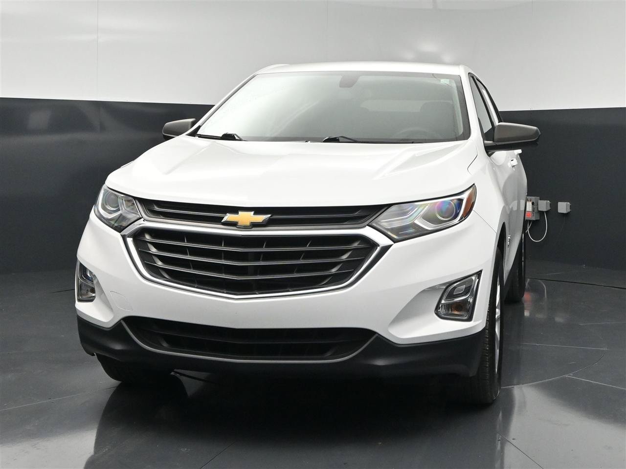 Used 2019 Chevrolet Equinox LS w/ LS Convenience Package AWD/4WD image 2