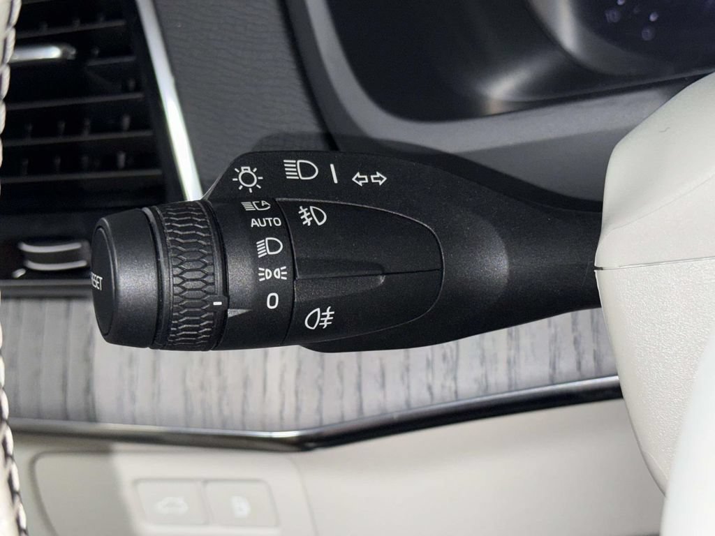 Used 2025 Volvo XC90 T8 Plus AWD/4WD image 29