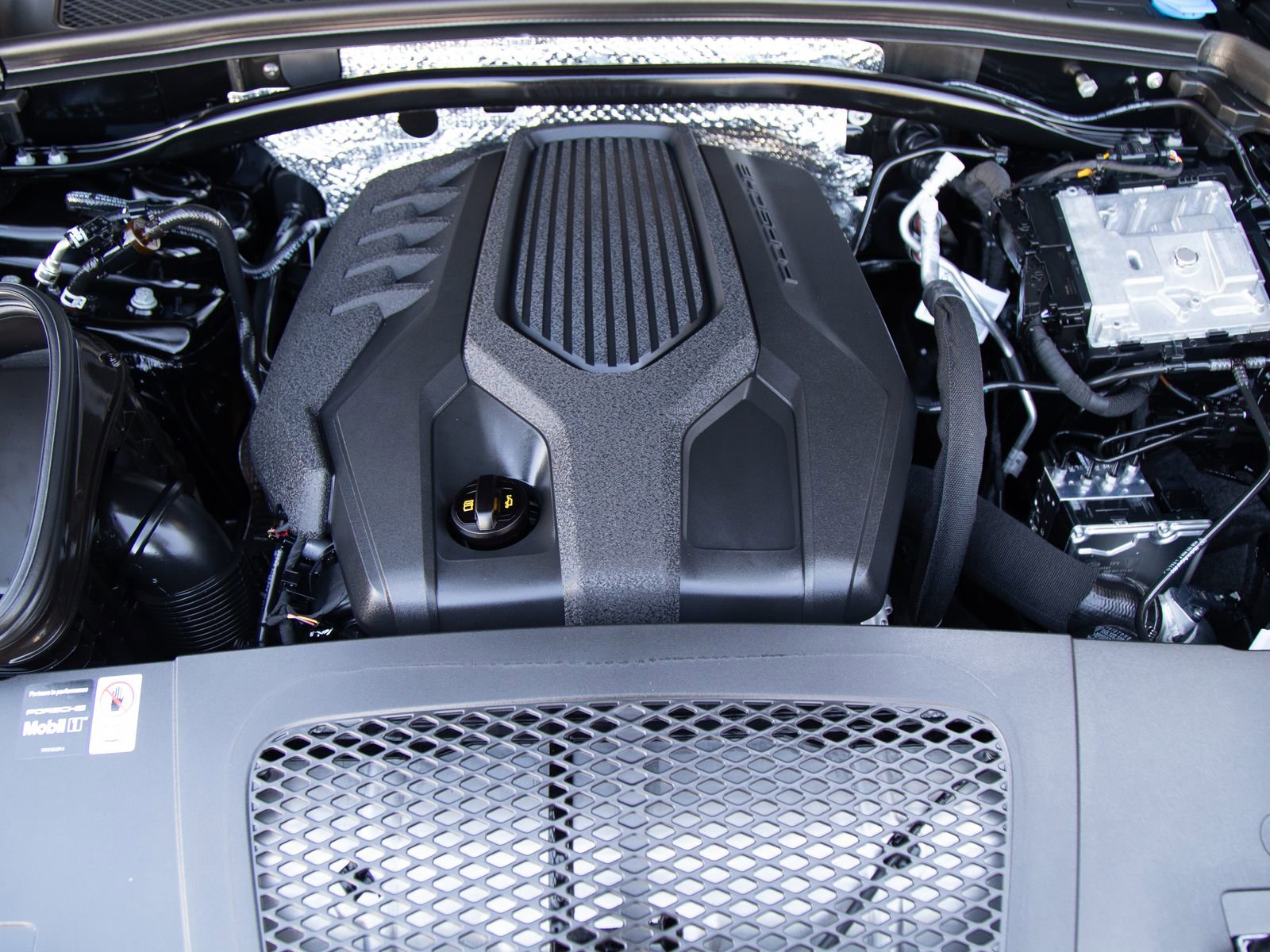 Certified 2025 Porsche Macan AWD/4WD image 28