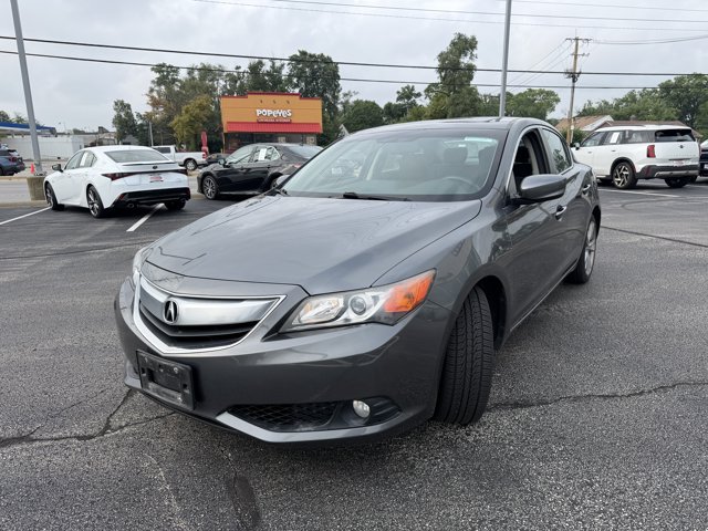 Used 2013 Acura ILX w/ Technology Package FWD image 2