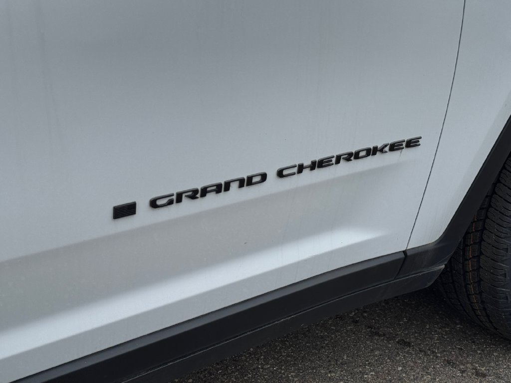 Used 2024 Jeep Grand Cherokee Altitude RWD image 35