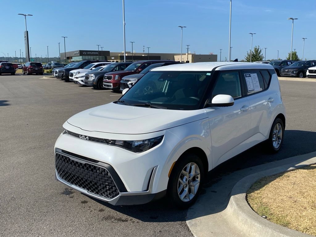 Used 2024 Kia Soul LX w/ Option Group 015 FWD image 3