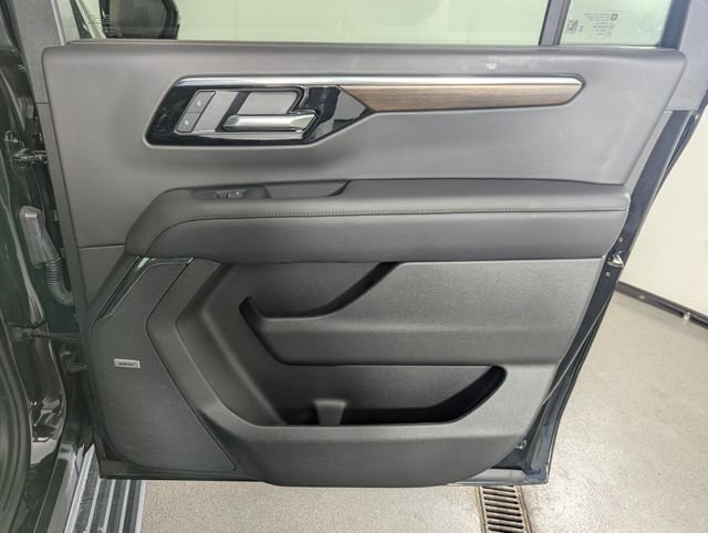 Used 2025 Chevrolet Suburban High Country AWD/4WD image 19