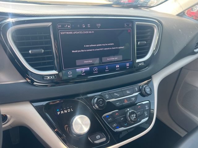 Used 2023 Chrysler Pacifica Touring-L FWD image 8