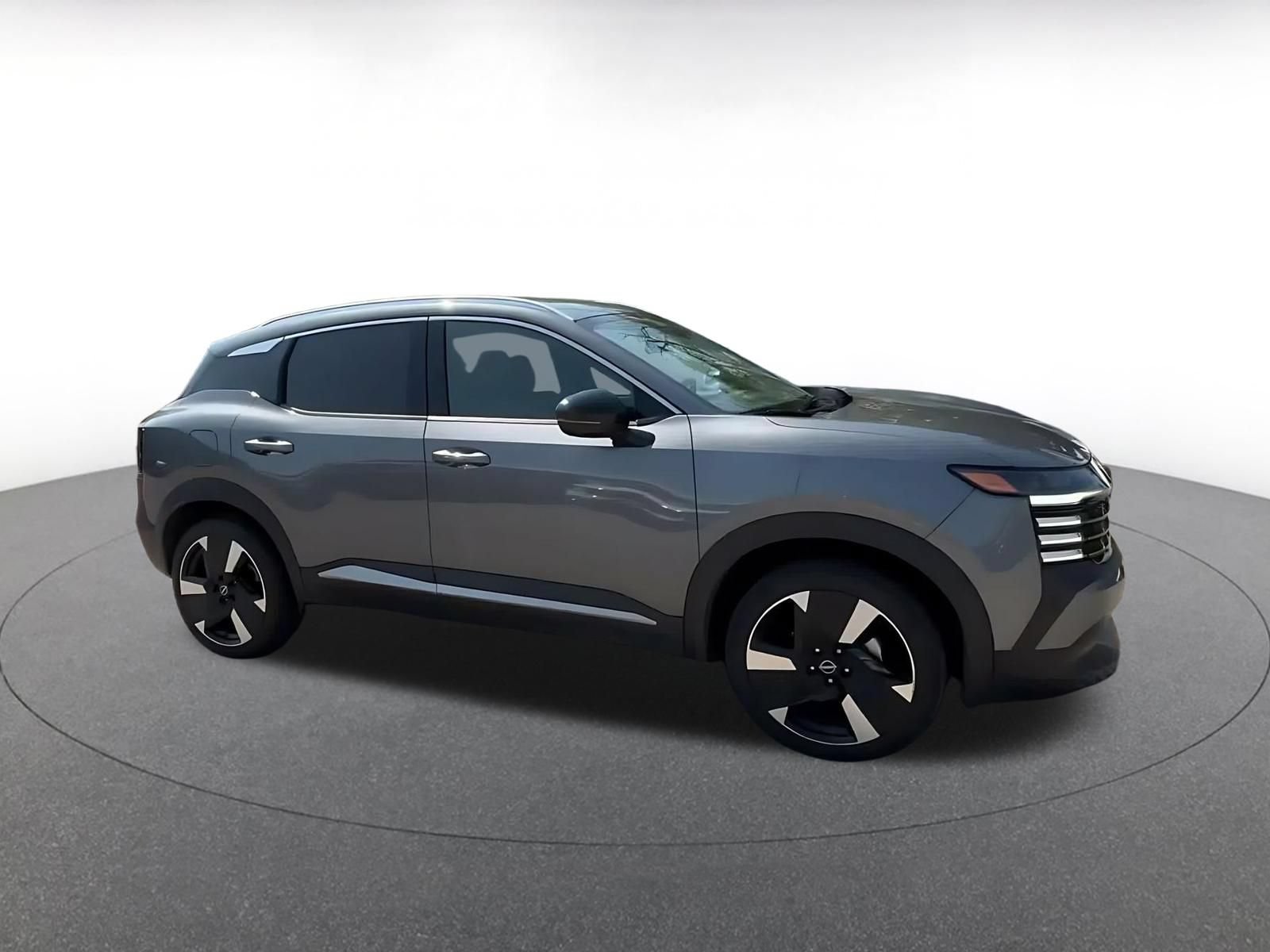 Used 2026 Nissan Kicks SR AWD/4WD image 2