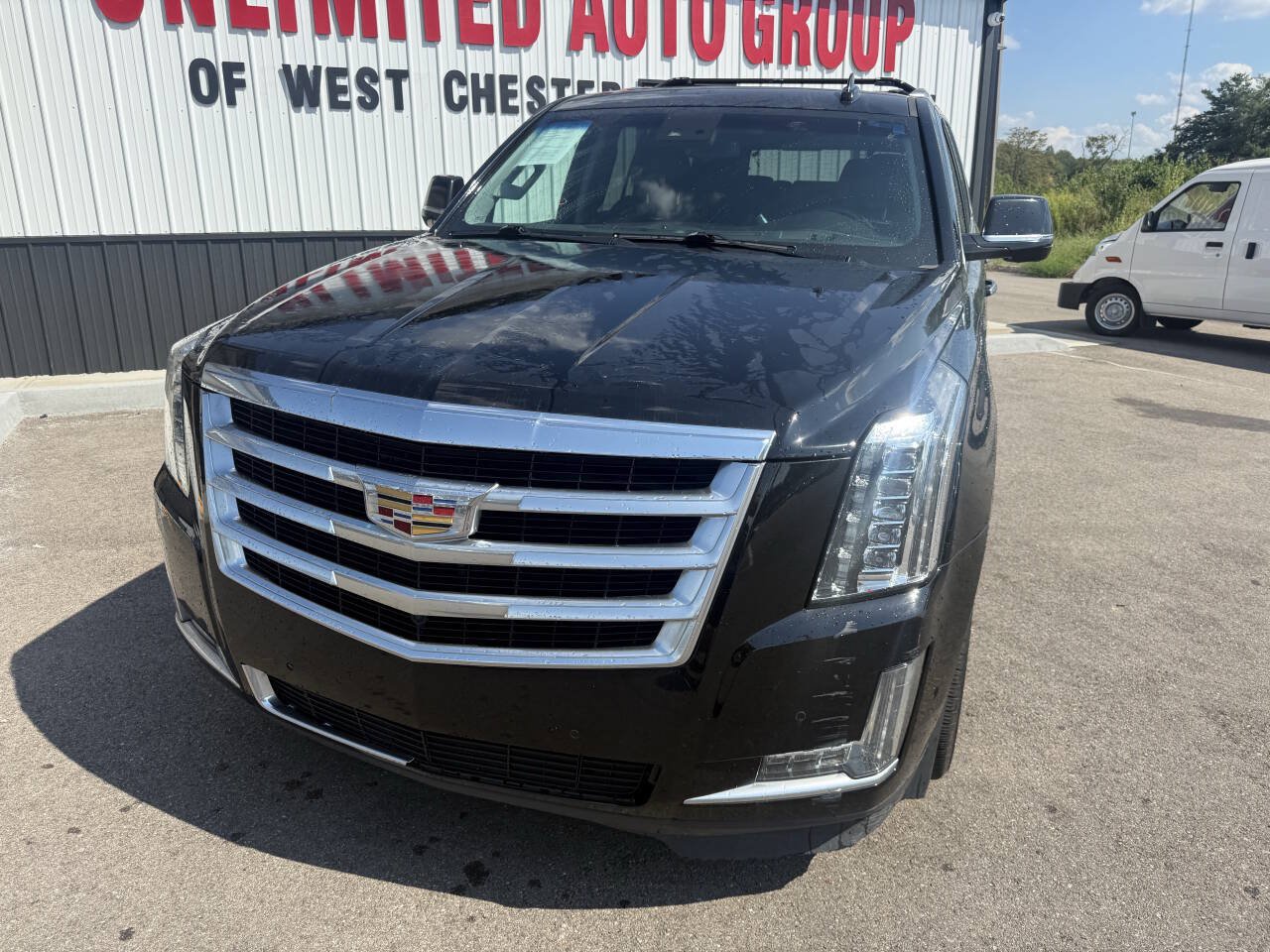 Used 2017 Cadillac Escalade Luxury AWD/4WD image 2