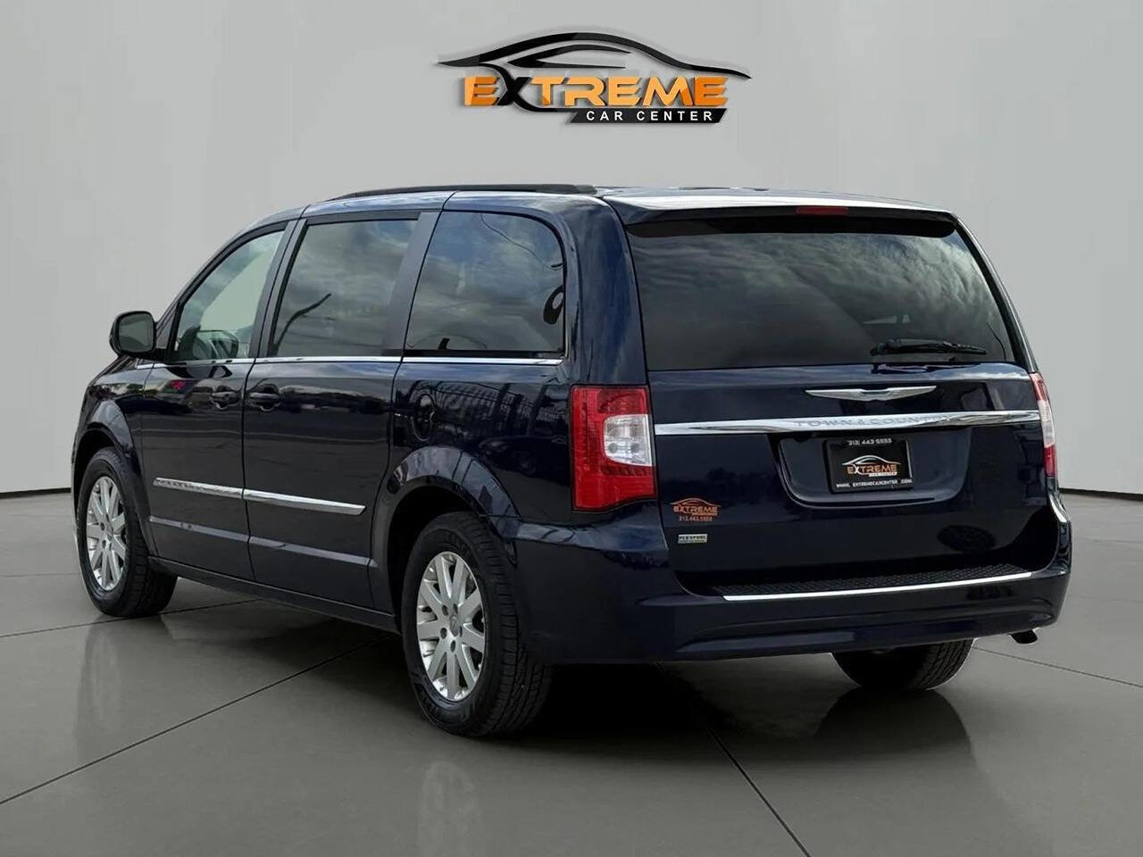 Used 2016 Chrysler Town & Country Touring image 4