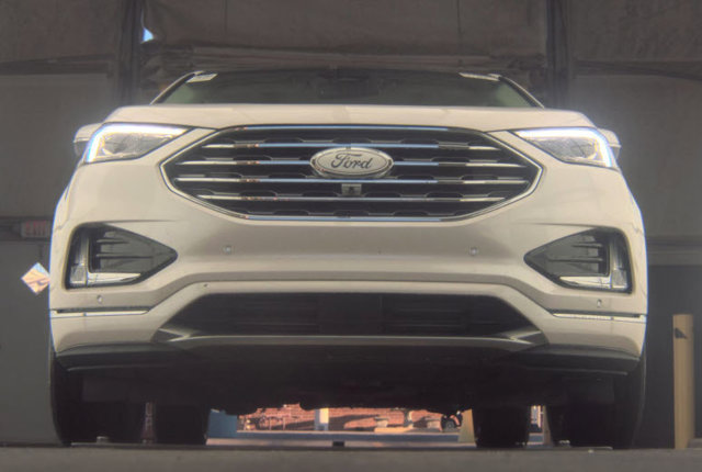 Used 2019 Ford Edge Titanium w/ Equipment Group 301A FWD image 8