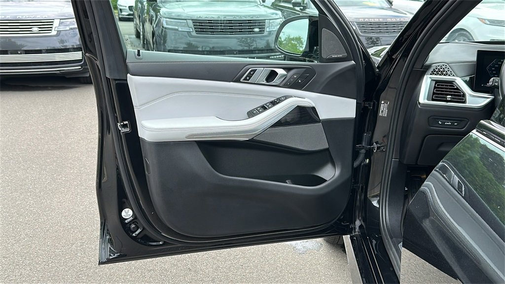 Used 2024 BMW X5 M60i w/ Climate Comfort Package image 9