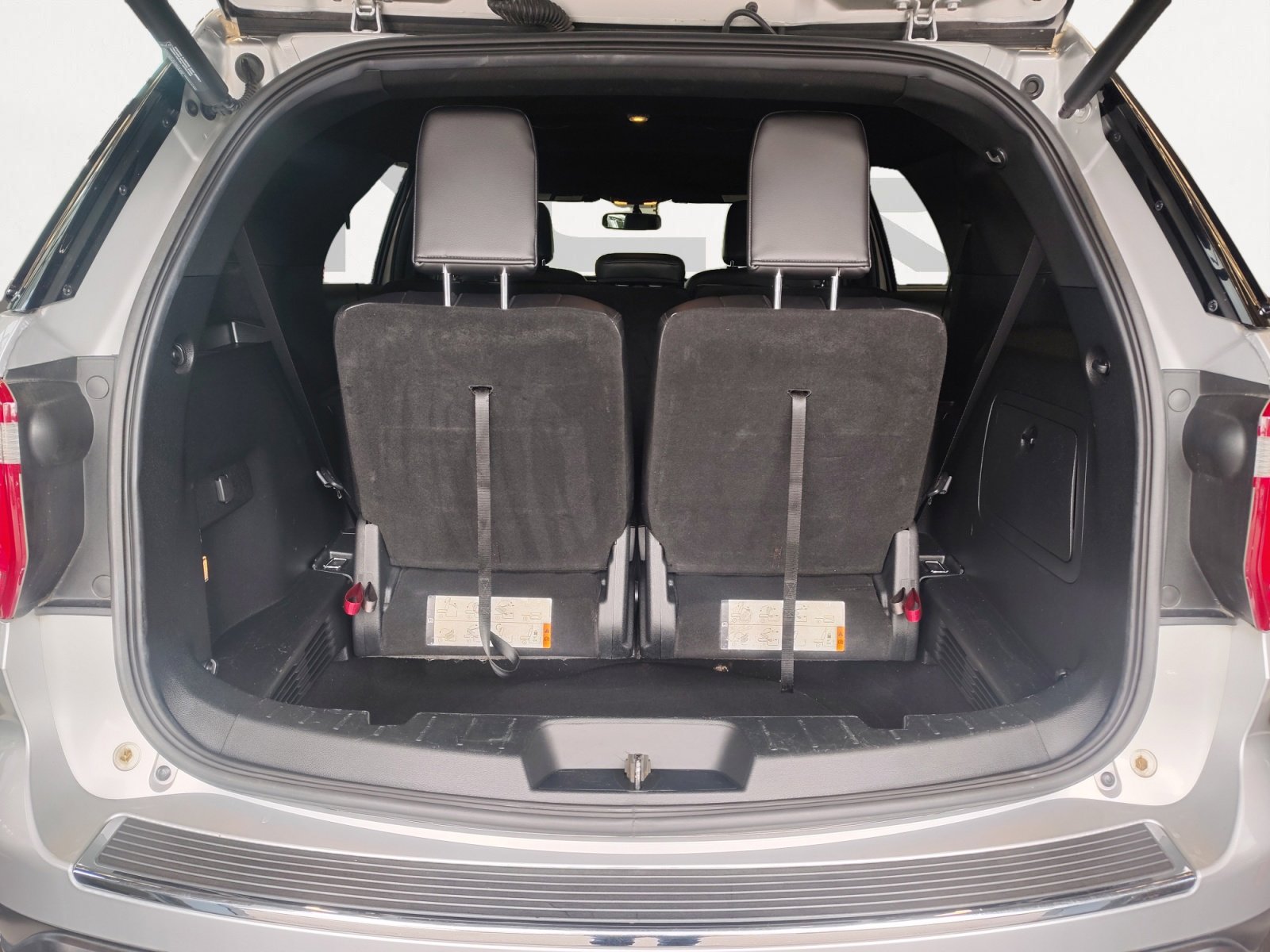 Used 2018 Ford Explorer XLT w/ Equipment Group 202A image 15