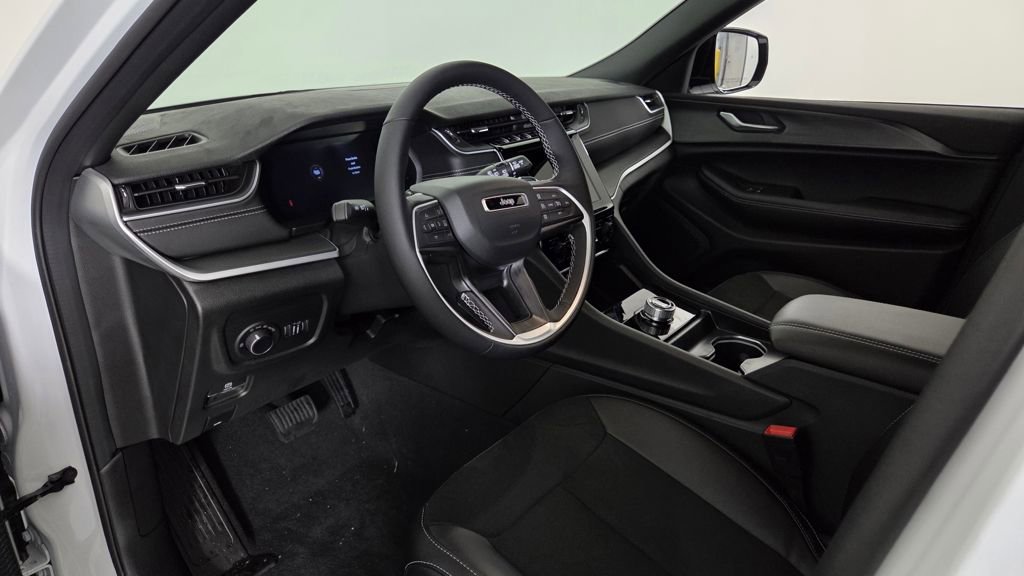 New 2025 Jeep Grand Cherokee Altitude image 13