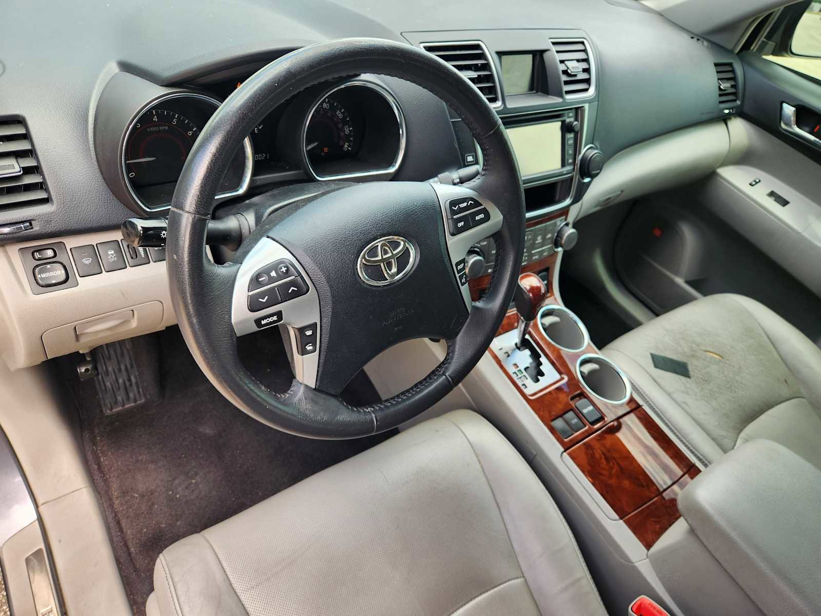 Used 2013 Toyota Highlander Limited FWD image 2