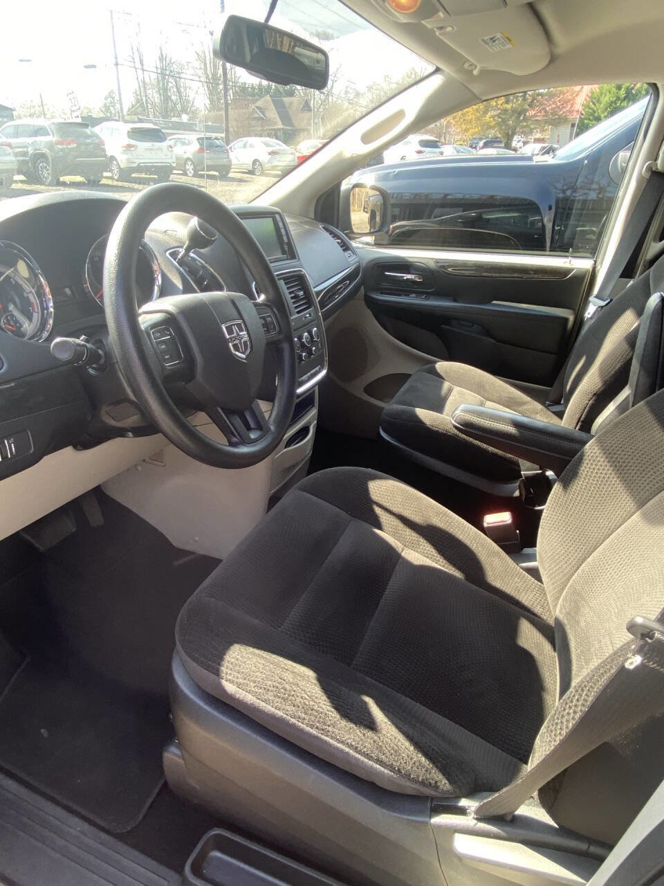 Used 2018 Dodge Grand Caravan SE w/ UConnect Hands-Free Group image 11