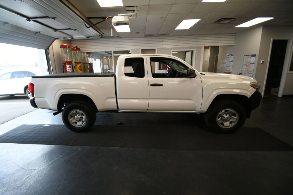 Certified 2022 Toyota Tacoma SR image 9