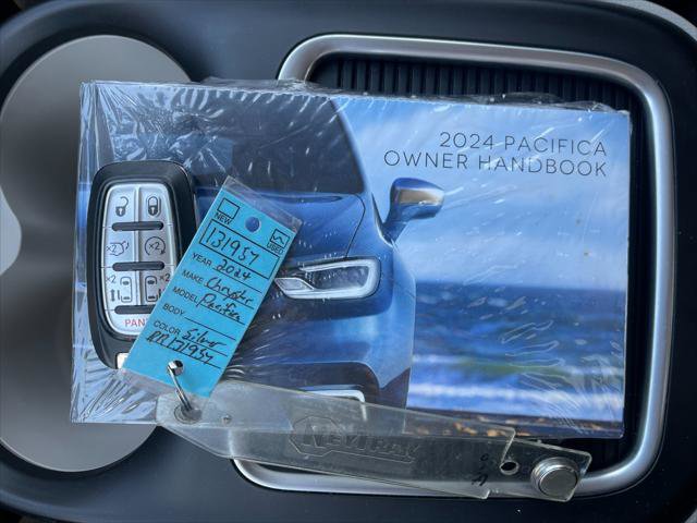 Used 2024 Chrysler Pacifica Touring-L image 10