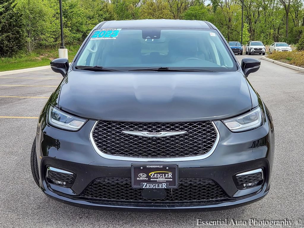 Used 2023 Chrysler Pacifica Touring-L FWD image 4