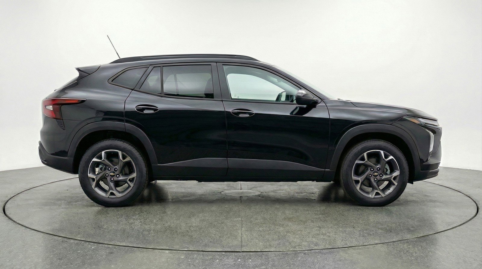 Used 2025 Chevrolet Trax LT FWD image 11