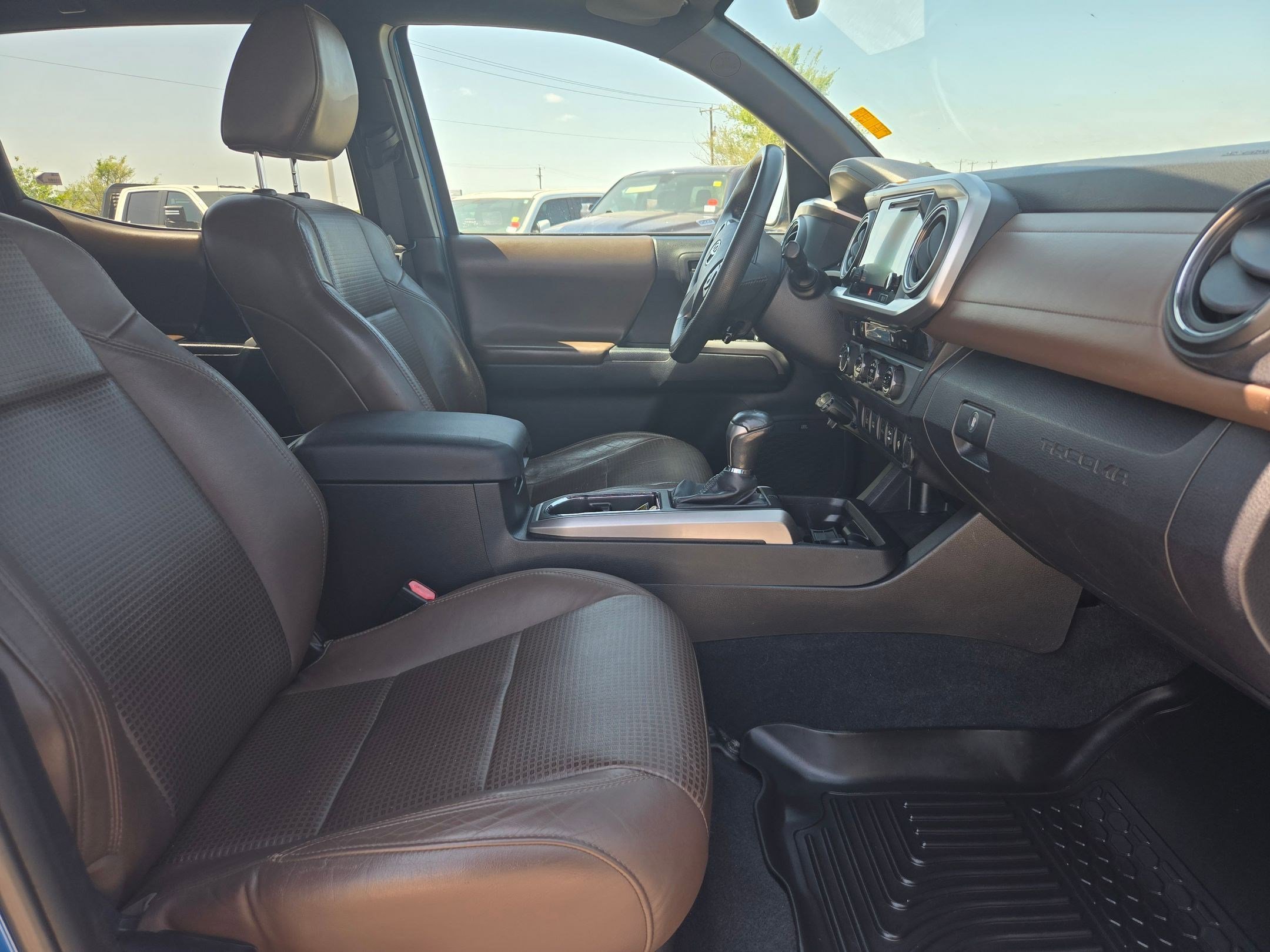 Used 2016 Toyota Tacoma Limited w/ Towing Package image 18