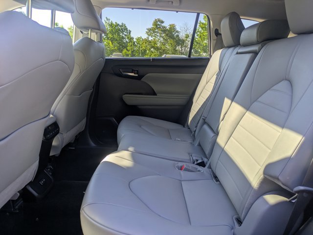 Used 2024 Toyota Highlander XLE AWD/4WD image 17