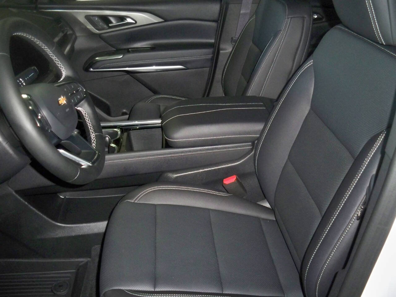 Used 2025 Chevrolet Traverse LT w/ LPO, Floor Liner Package FWD image 7