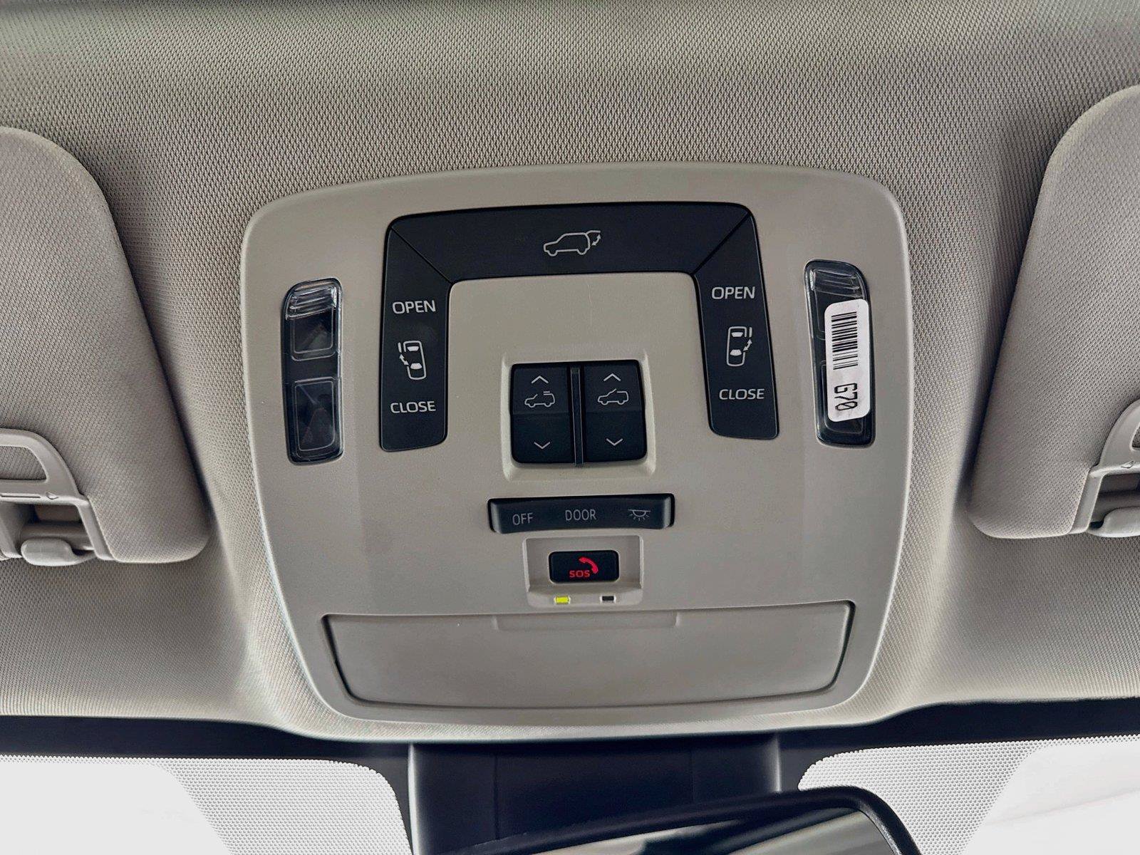 Certified 2025 Toyota Sienna XLE FWD image 23
