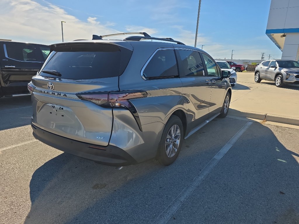 Used 2026 Toyota Sienna XLE image 19