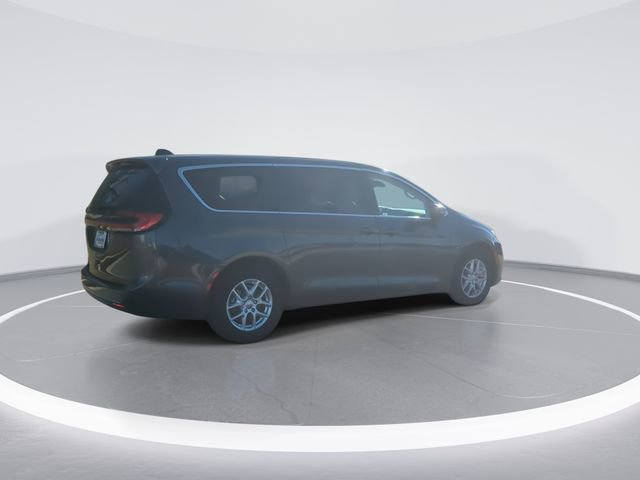 Used 2023 Chrysler Pacifica Touring-L image 11