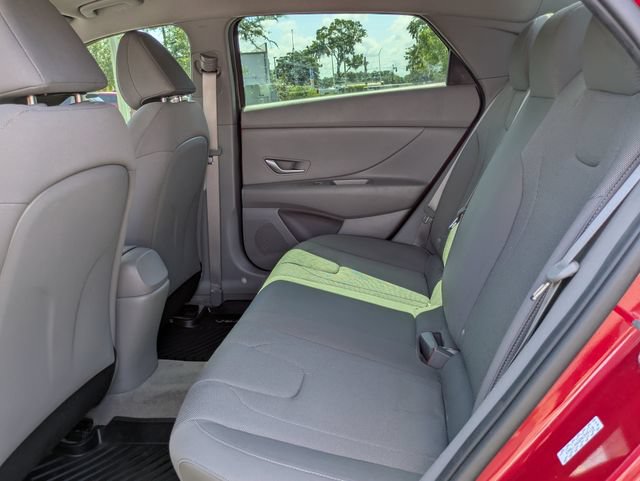 Used 2022 Hyundai Elantra SE FWD image 13