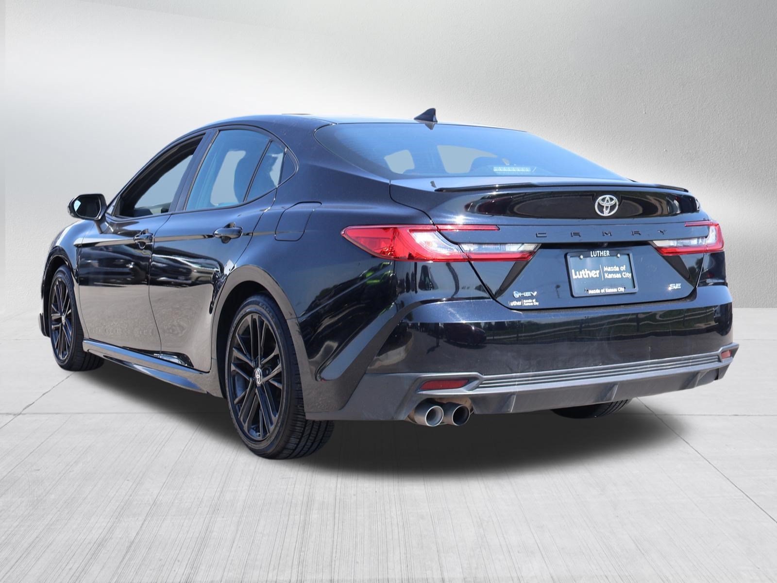 Used 2025 Toyota Camry SE FWD image 5