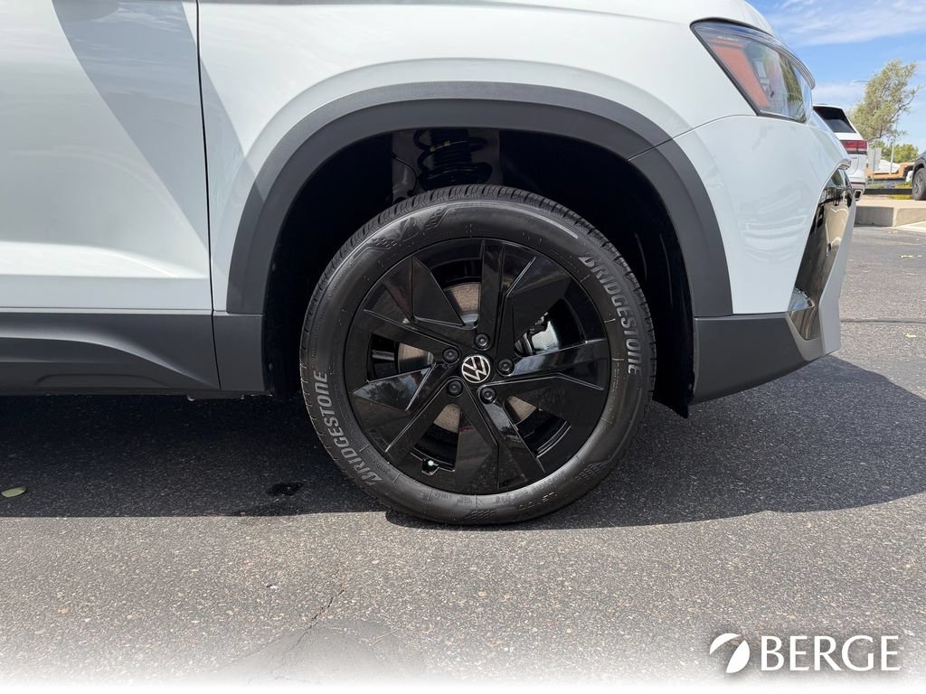 New 2026 Volkswagen Taos SE FWD image 23