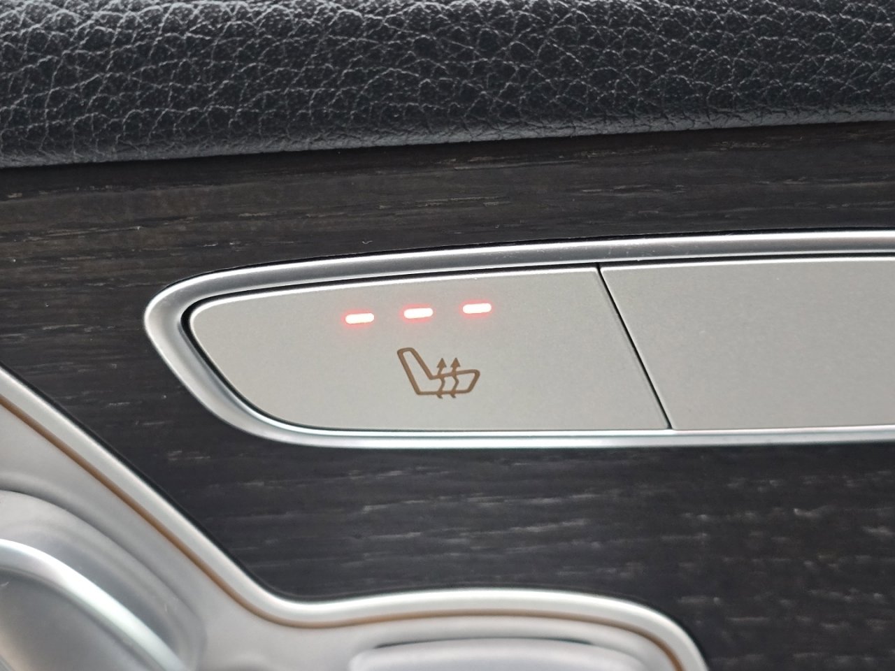 Used 2020 Mercedes-Benz C 300 4MATIC Sedan image 10