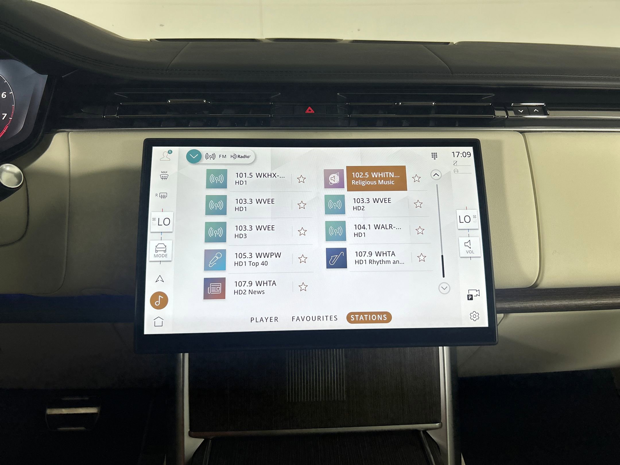New 2025 Land Rover Range Rover Long Wheelbase Autobiography image 24
