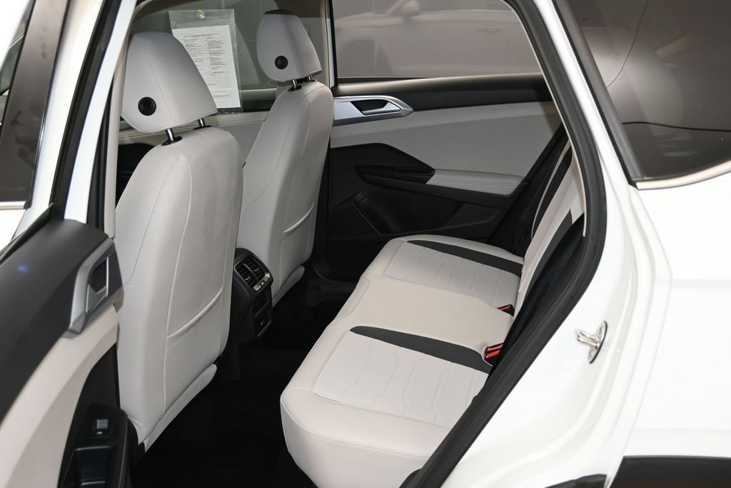 Used 2025 Volkswagen Taos SE FWD image 9