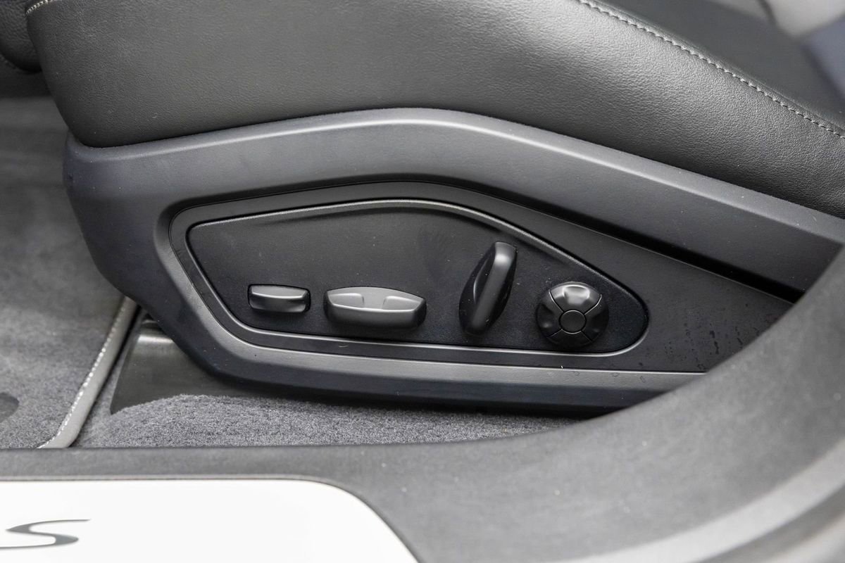 Used 2020 Porsche Taycan 4S image 40