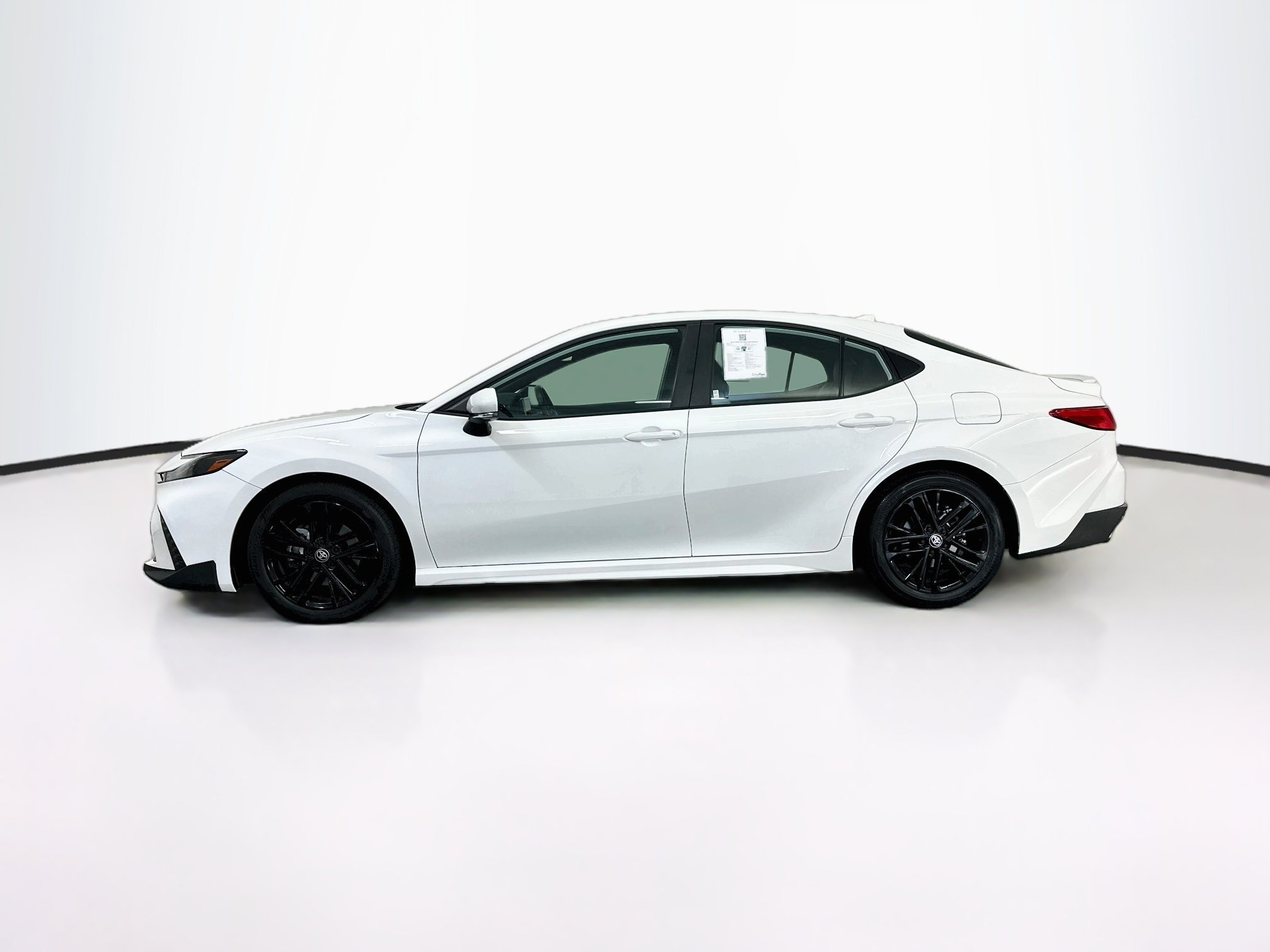 Used 2025 Toyota Camry SE FWD image 4