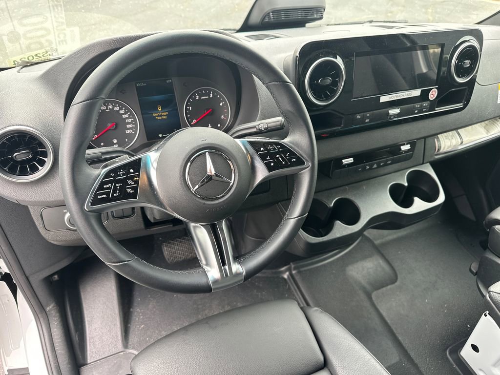 Used 2025 Mercedes-Benz Sprinter 2500 image 31