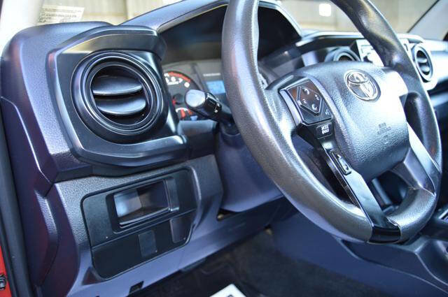 Used 2017 Toyota Tacoma 4x4 Access Cab image 29