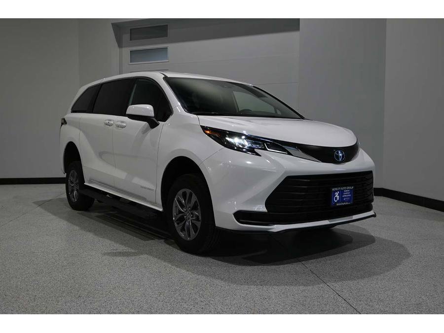 New 2025 Toyota Sienna LE image 3