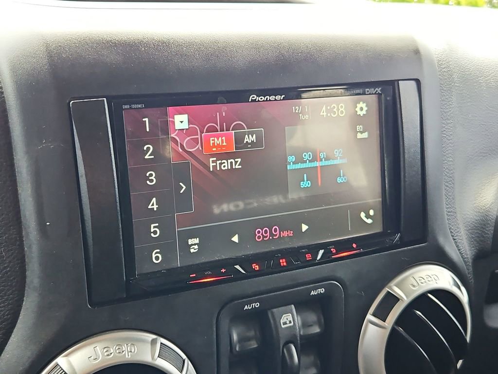 Used 2017 Jeep Wrangler Unlimited Rubicon w/ Connectivity Group image 17