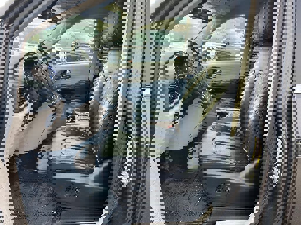 Used 2023 Chrysler Pacifica Touring-L image 10