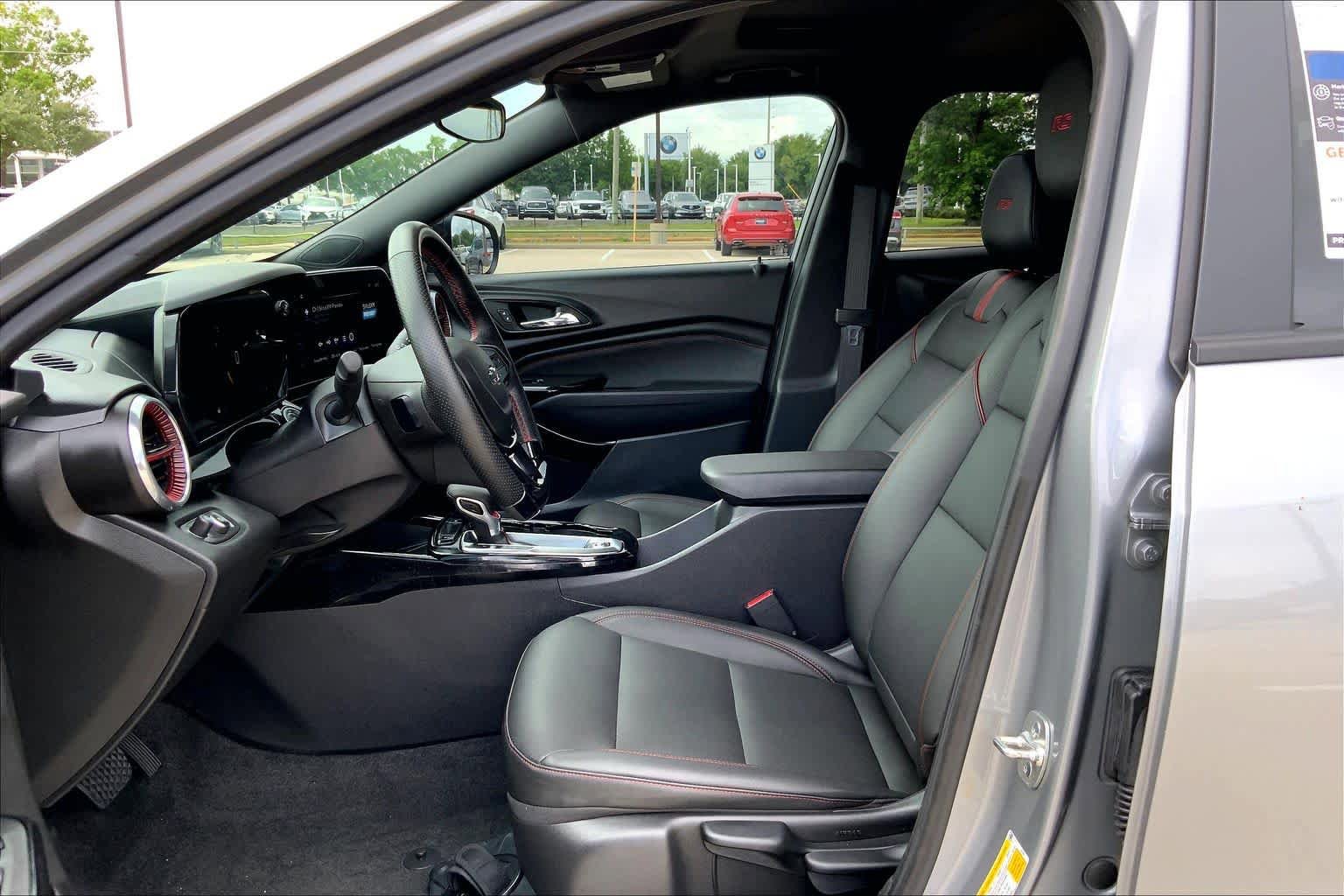 Used 2025 Chevrolet Trax RS w/ Sunroof Package FWD image 8
