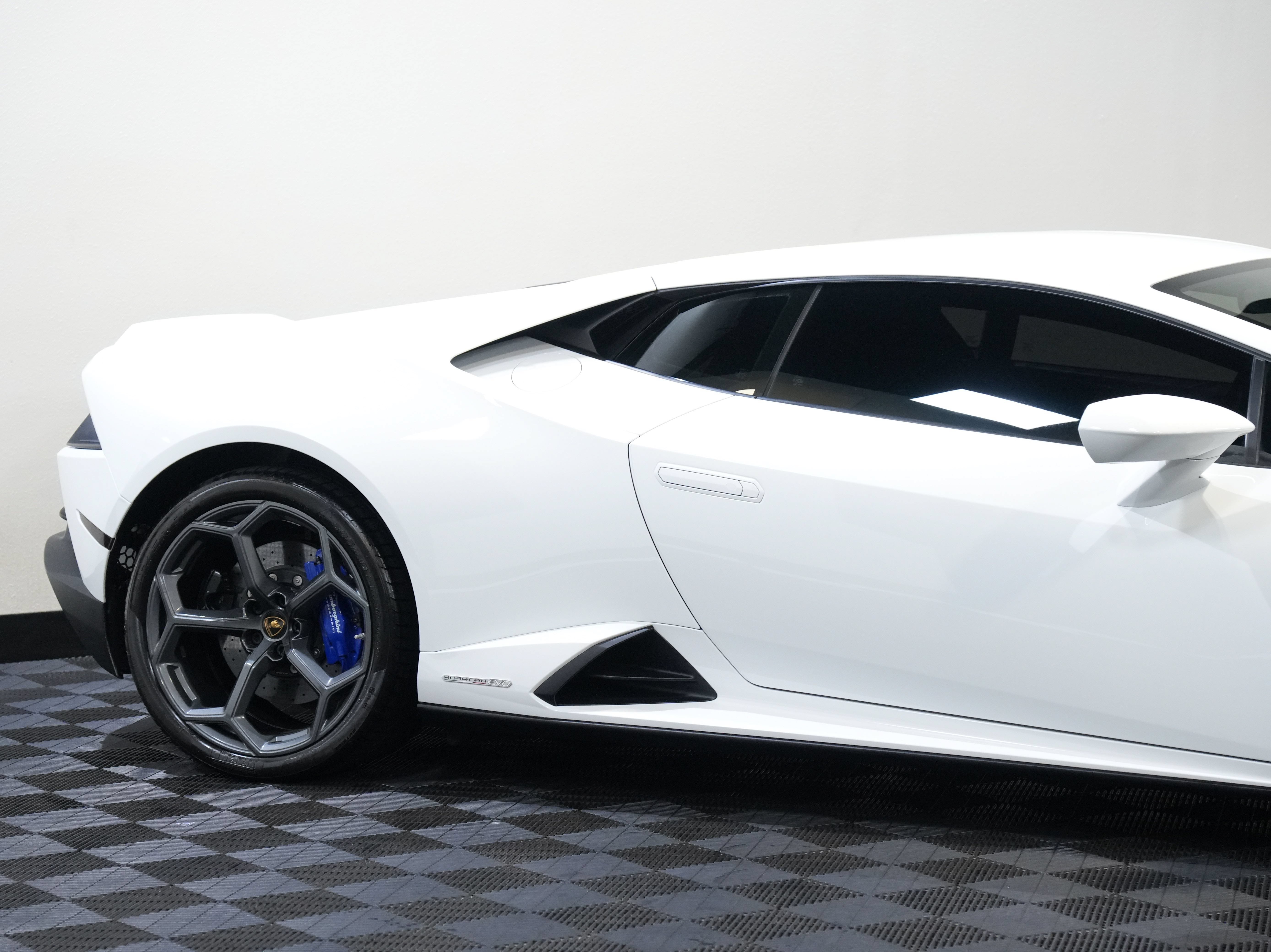 Used 2020 Lamborghini Huracan EVO AWD/4WD image 13