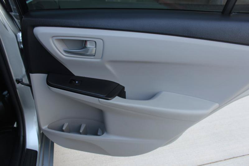 Used 2017 Toyota Camry SE FWD image 18