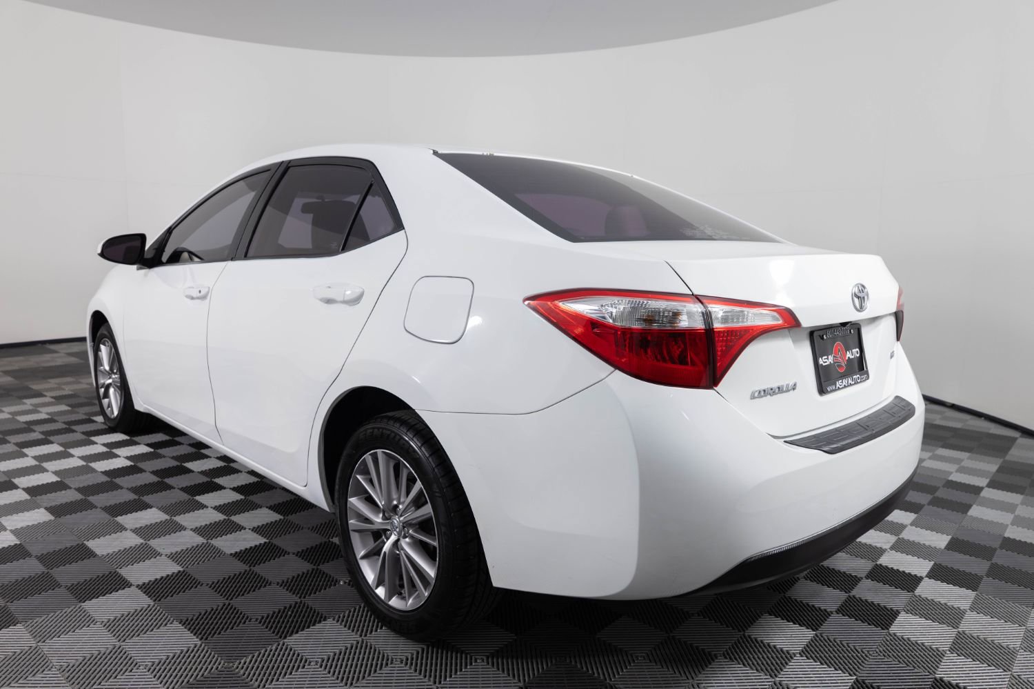 Used 2015 Toyota Corolla LE FWD image 4
