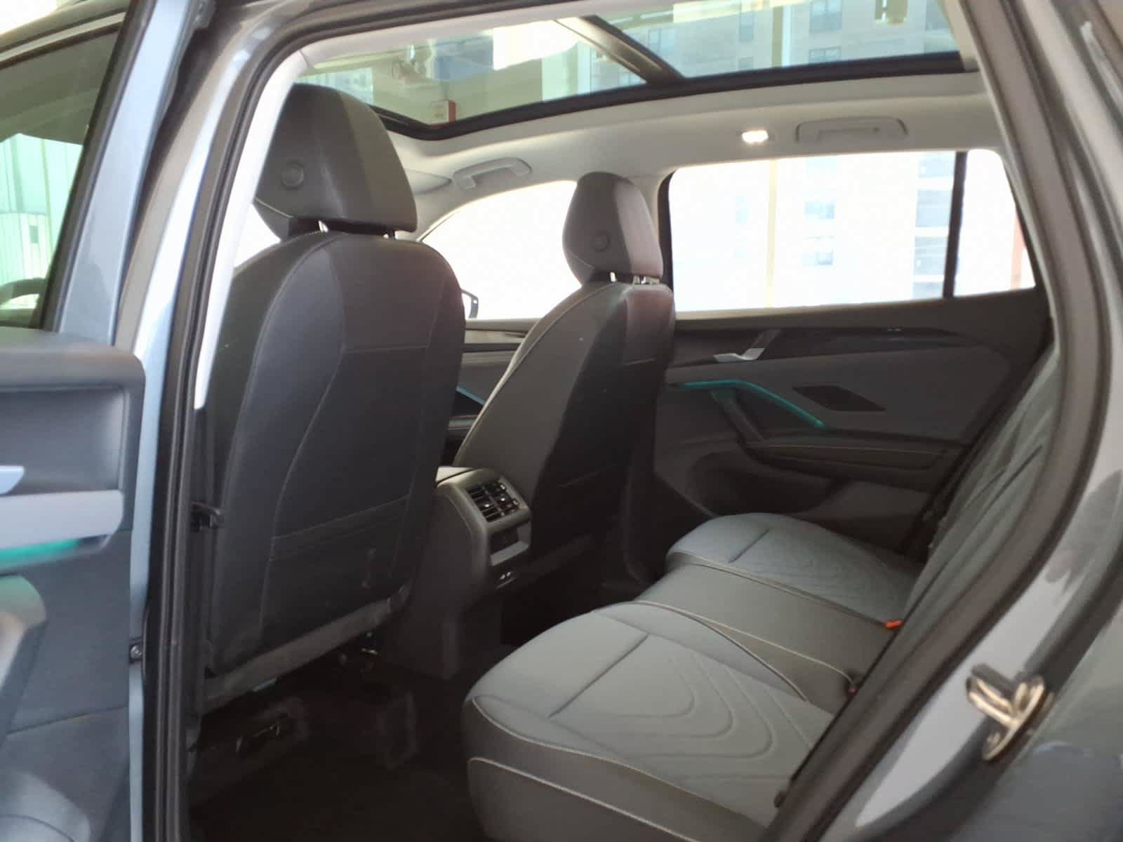 Used 2026 Volkswagen Tiguan SE w/ Panoramic Sunroof Package AWD/4WD image 17